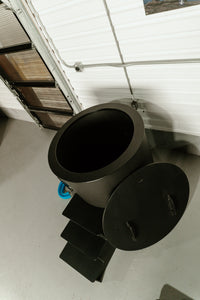 Open ice bath tub from above with the lid set to one side